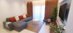 211 Apartamento moderno com vista para a piscina no centro da cidade