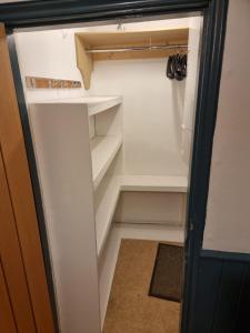 Neet Retreat - sleeps 7 next to beach