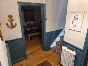 Neet Retreat - sleeps 7 next to beach