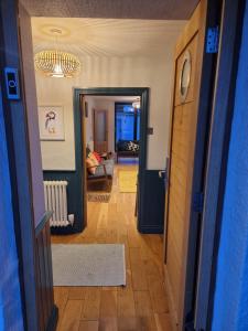 Neet Retreat - sleeps 7 next to beach