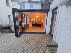Neet Retreat - sleeps 7 next to beach