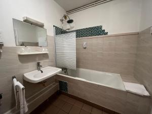 Hotels Hotel Les Montois : Chambre Familiale