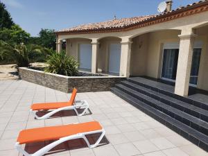 villa 15 personnes avec piscine et terrain de pétanque