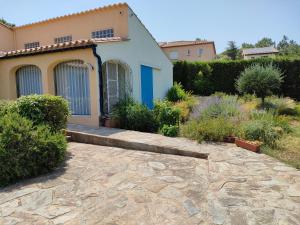 Sejours chez l'habitant Confortable suite parentale avec jardin et piscine : photos des chambres