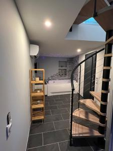 Petite maison cosy et moderne avec bain à remous