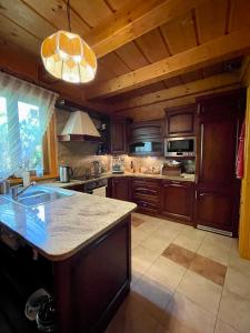 Dom z bali przy szlaku