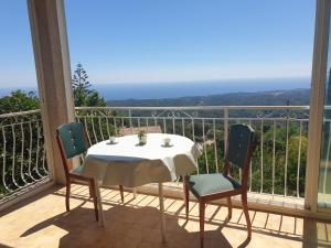 Chambres dhôte A Caserella, Maison de village rénovée avec vue sur mer