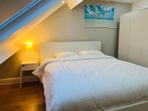 Peaceful home close to Airport with parking