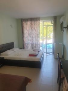 Double Room with Extra Bed room in Hotel Maria
