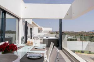 Magnificent frontline golf Penthouse 600 meters from the beach