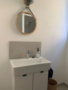 A cosy renovated one bedroom appartement with parking space and near the sea and the historical city 