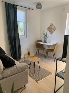 A cosy renovated one bedroom appartement with parking space and near the sea and the historical city 