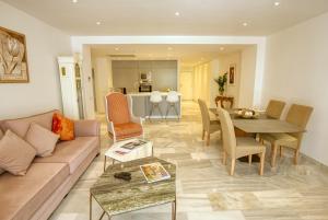 PLAYAS DEL DUQUE, PUERTO BANUS, GOLF .PLAYA Y COMPRAS