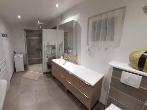 Adorable maison d’hôtes bordée d’étangs au calme.