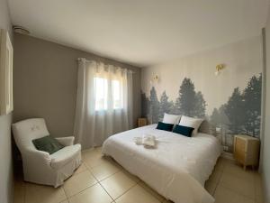 Villas Les Hauts de la Pinede -Villa Piscine, Jacuzzi et Boulodrome privatif : photos des chambres