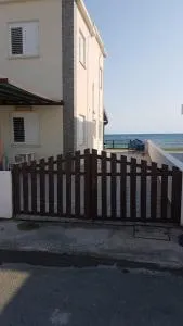 Panorama Beach House, 5 meters to the sea - Perivolia