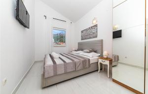 Three Bedroom Apartment in Kastel Kambelovac