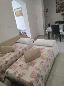 HOUSE HOLIDAYS AS ROOMS