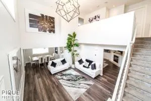 LUXURIOUS 6 Bed Home I Fireplace I near Sports Park I with Double Garage & Fast WiFi! - Redwater