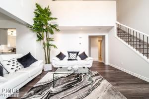 LUXURIOUS 6 Bed Home I Fireplace I near Sports Park I with Double Garage & Fast WiFi!