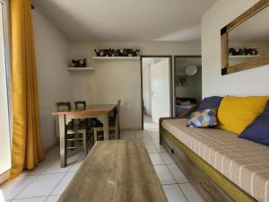 Appartements Le repaire du soleil, T3 RD Jardin avec piscines : photos des chambres