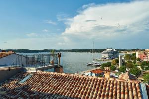 Roviv Apartments in the Old Town by Irundo