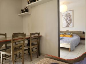 Appartements Au 27 Repaire du soleil, T3 RD Jardin avec piscines : photos des chambres