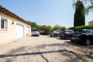 Villas SERRENDY  BIJOU de 280m2 au calme absolu avec piscine a debordement  : photos des chambres