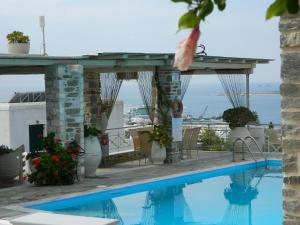 Family Room with Pool View (4 Guests)