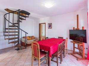 Apartment Giuliano-4 by Interhome 