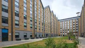 Modern Private Bedrooms at The Depot in the Heart of Exeter - 卡伦普顿