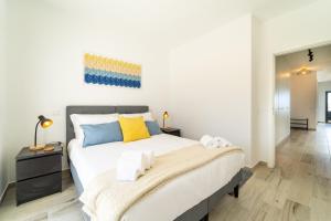 A TARAMBOLA - Walking distance to Monte Clerigo and Amoreira beaches