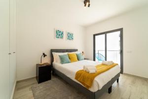 A TARAMBOLA - Walking distance to Monte Clerigo and Amoreira beaches