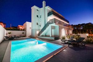 Apartments Lacrima near the sea 