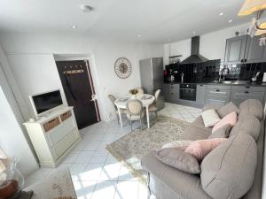 Nice Renting - 9 MASSENA - Spacious apartment Massena Square - AC - fully equipped