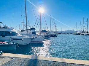 Très bel appartement face au port Santa -Piscine