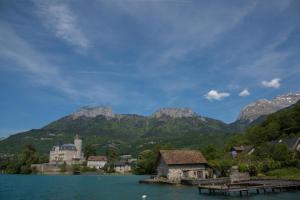 Appartements La Baie des Voiles, FEET IN THE CRYSTAL WATERS, 12 Apts from studio to Duplex, LLA Selections by Location lac Annecy : photos des chambres