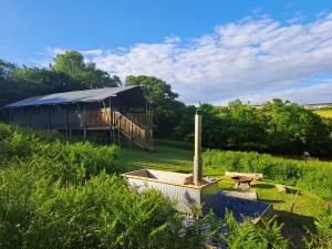 Brackenhill Glamping - Safari Tent with Hot Tub - Sleeps 6 - Modbury
