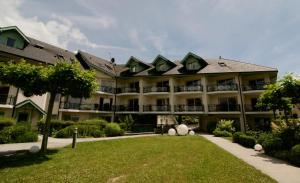 Appartements La Baie des Voiles, FEET IN THE CRYSTAL WATERS, 12 Apts from studio to Duplex, LLA Selections by Location lac Annecy : photos des chambres