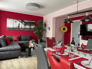 Ferienhaus BellaVita - mit großem eingezäuntem Garten - Infrarotsauna - 3 Hunde willkommen - Badesee 800m entfernt - Schiedungen