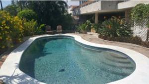 Apartmento con alberca a 50 mt del mar La Licha