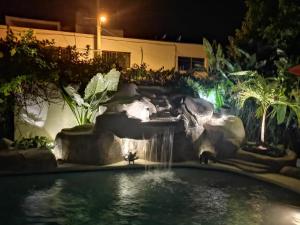 Apartmento con alberca a 50 mt del mar La Licha