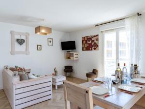 Apartment Les jardins de loyat-1 by Interhome