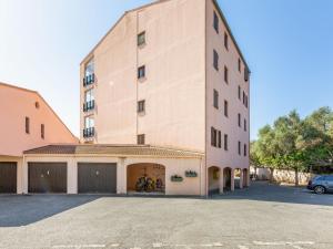 Apartment Les Caroubiers-2 by Interhome