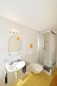Family Room (2 Adults + 2 Children) room in Hôtel-Restaurant de la Tour