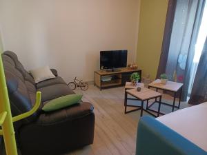 Appartements APPARTEMENT, LA ROUTE DES GRANDES ALPES , 8 couchages, GARAGE pour motards, cyclistes, POSSIBILITE de studios supplementaires, si plus de 8 personnes : photos des chambres