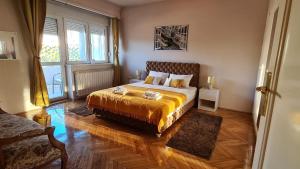 Windows City Apartment