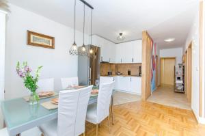 Three bedroom apartment with sea view and secure private garage