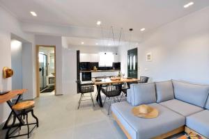 Stylish Privet Poolside Villa