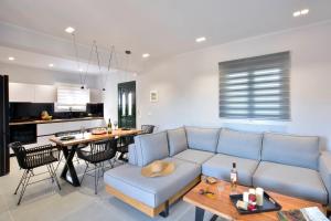 Stylish Privet Poolside Villa